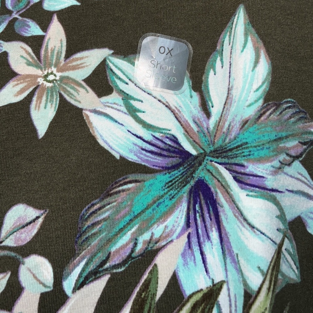 🌺PLUS SIZE Tee Bundle. Short & Baseball Quarter Tees. Floral. Feather. Flowers - Picture 4 of 10